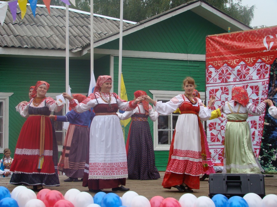 Сплетник нюксеница. Нюксеница Вологодская область население. Село Нюксеница Вологодская область. Русский народный костюм Нюксенский. Писатели Нюксенского района.